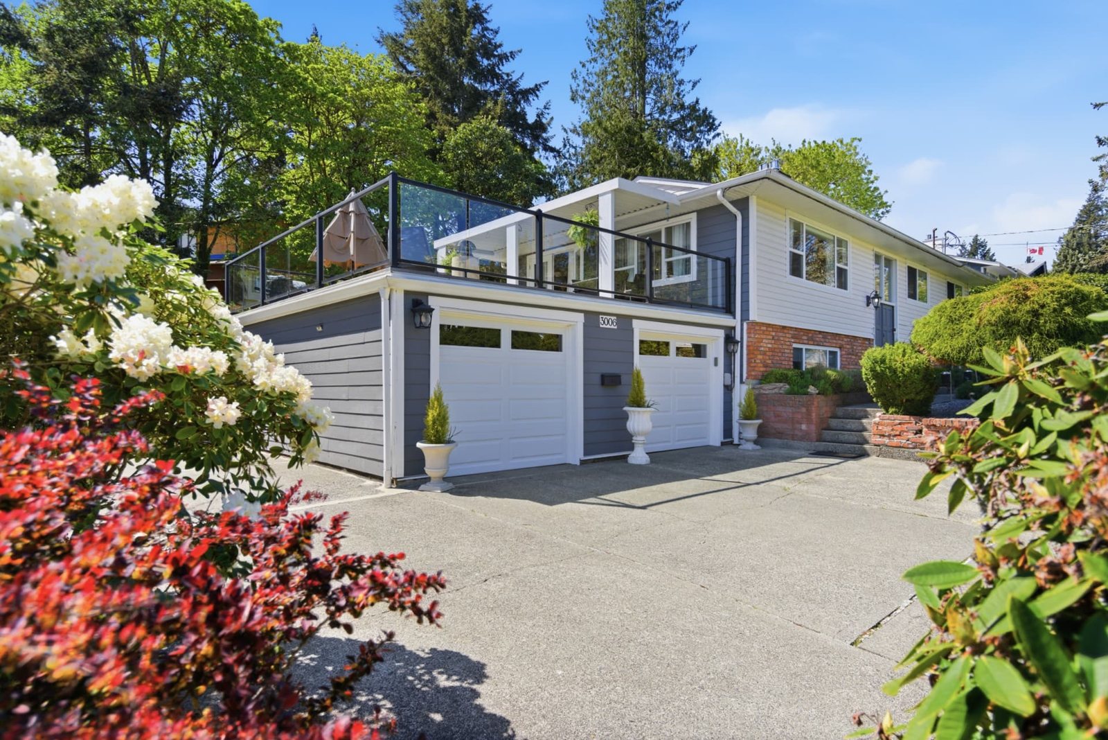 Front of 3006 King Richard Drive with its glass-railed ocean view deck